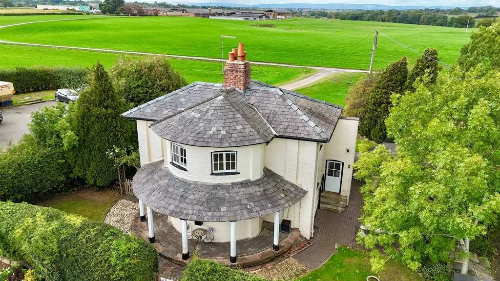 Whitchurch SY13 2 bed detached house - £490,000