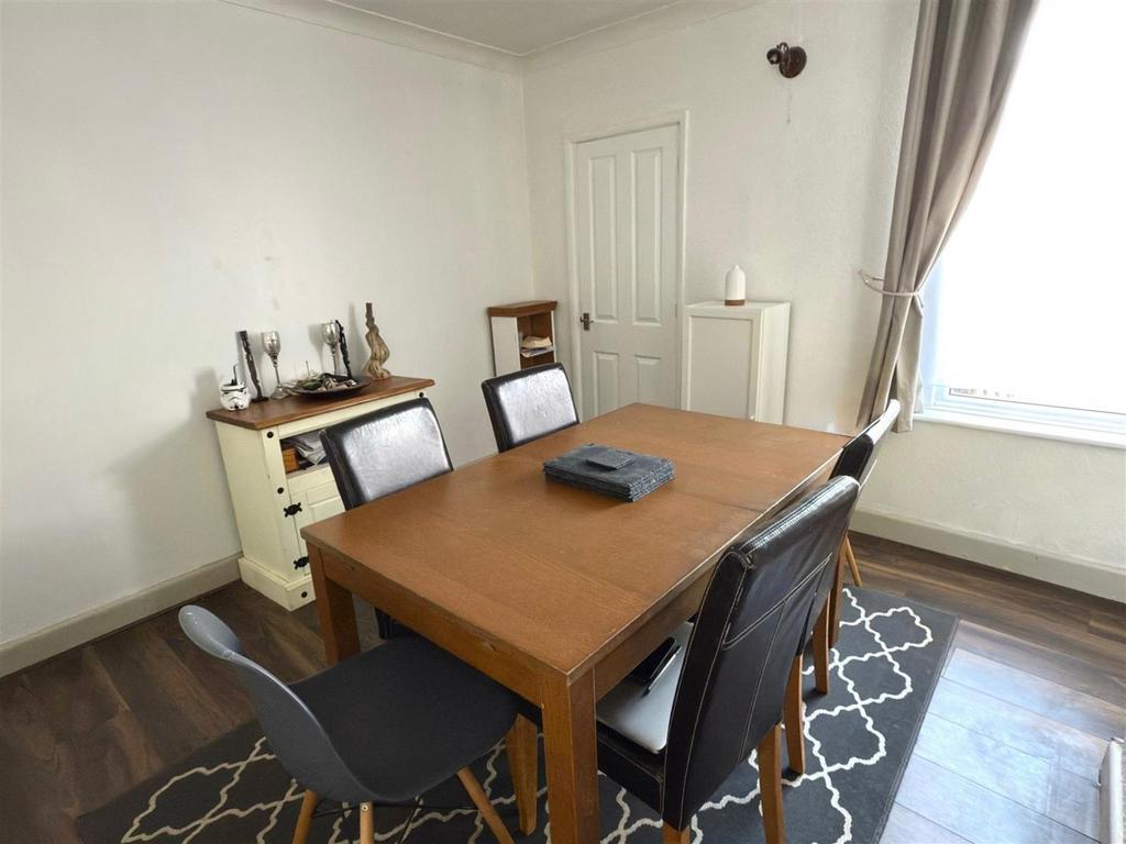 DINING ROOM.jpg
