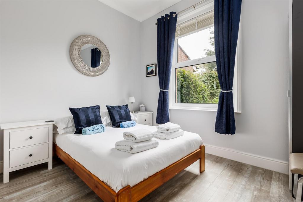 5 Park Lake Road-13web300.jpg