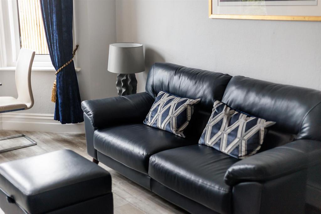 5 Park Lake Road-6web300.jpg