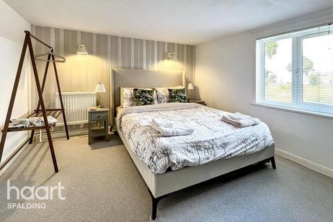 undefined, Shepeau Stow PE12