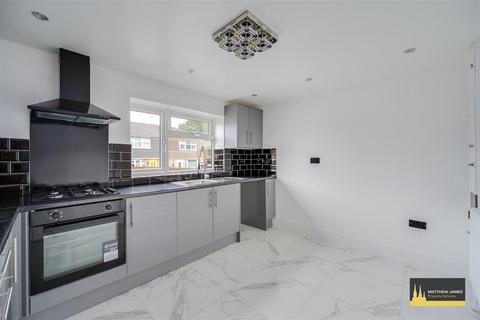 3 bedroom semi-detached house for sale, Shaftesbury Avenue, Keresley End, Coventry  * VACANT / NO UPWARD CHAIN  ON A CORNER PLOT *