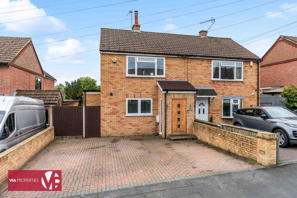 36 Palmers Grove Nazeing Waltham Abbey EN9 2 QF...