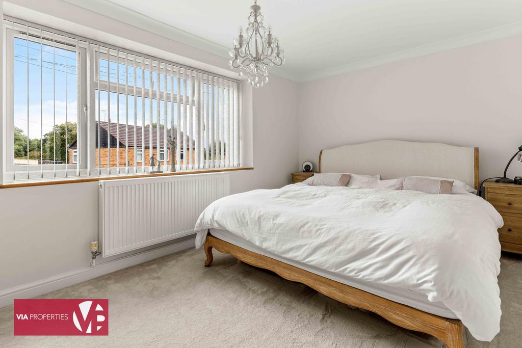 36 Palmers Grove Nazeing Waltham Abbey EN9 2 QF...