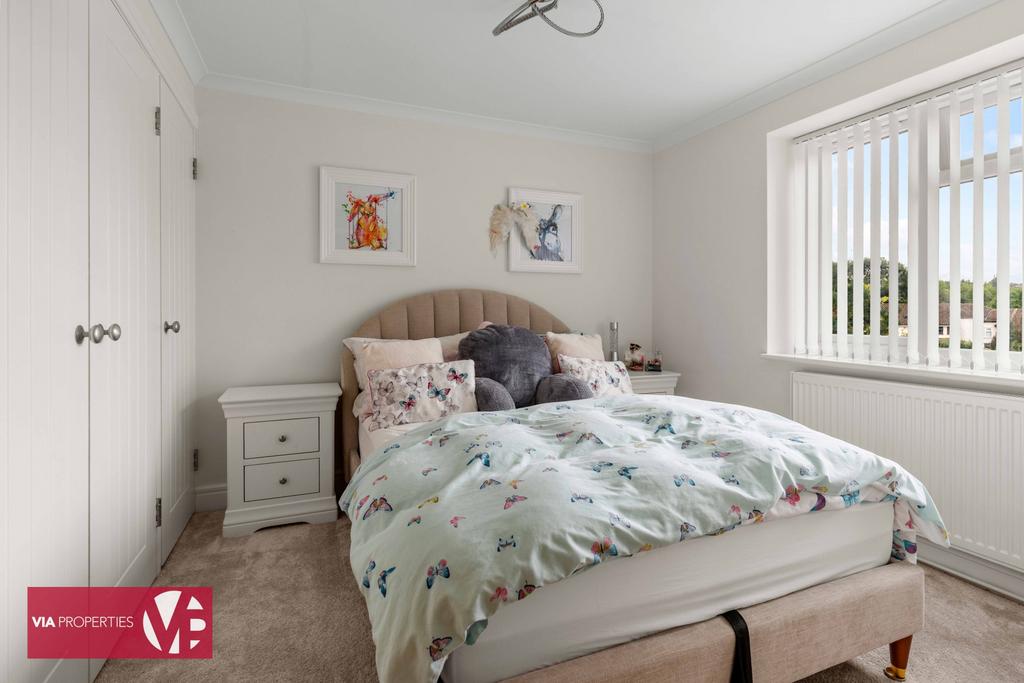 36 Palmers Grove Nazeing Waltham Abbey EN9 2 QF...