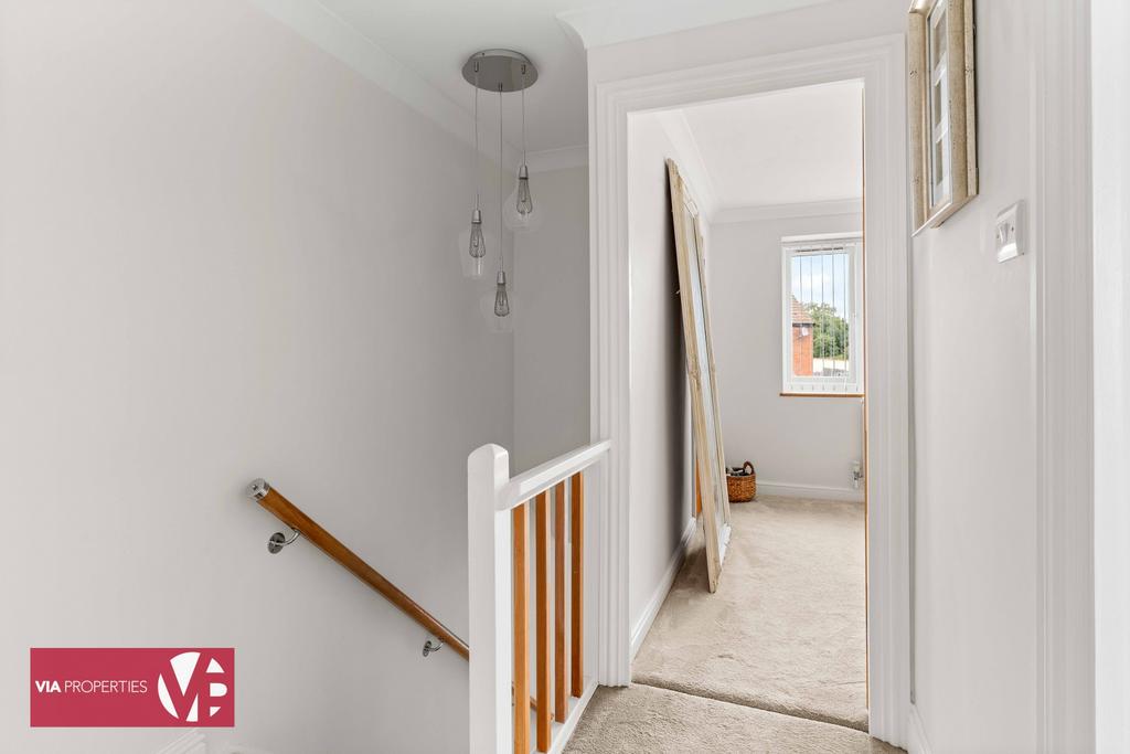 36 Palmers Grove Nazeing Waltham Abbey EN9 2 QF...
