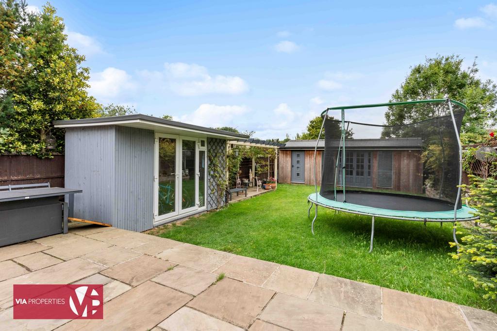 36 Palmers Grove Nazeing Waltham Abbey EN9 2 QF...