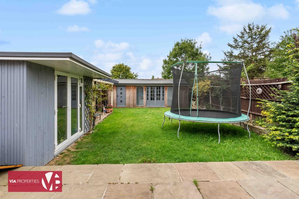 36 Palmers Grove Nazeing Waltham Abbey EN9 2 QF...