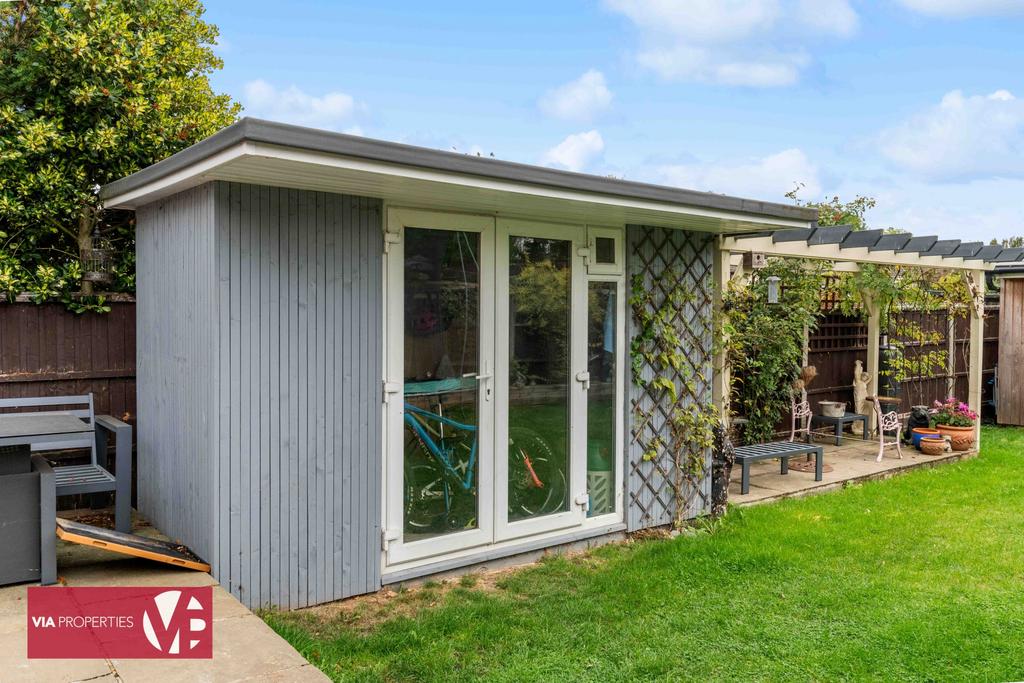 36 Palmers Grove Nazeing Waltham Abbey EN9 2 QF...