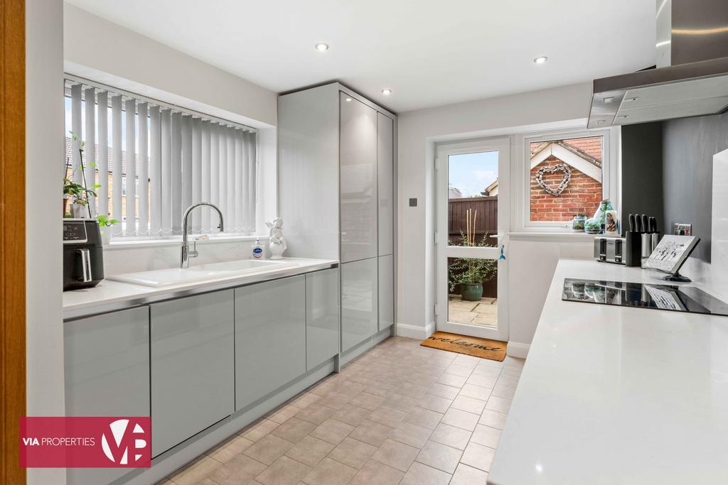 36 Palmers Grove Nazeing Waltham Abbey EN9 2 QF...