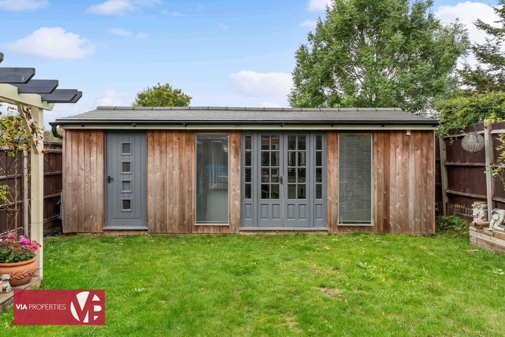 36 Palmers Grove Nazeing Waltham Abbey EN9 2 QF...