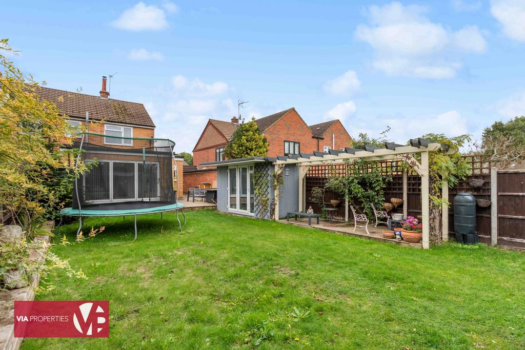 36 Palmers Grove Nazeing Waltham Abbey EN9 2 QF...