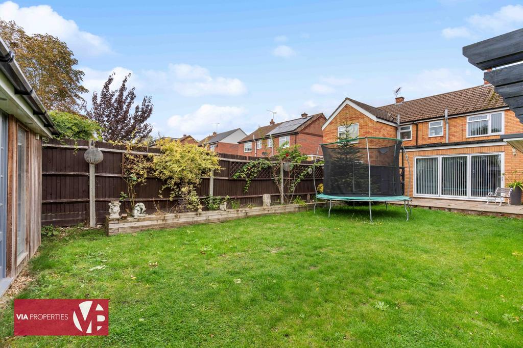 36 Palmers Grove Nazeing Waltham Abbey EN9 2 QF...