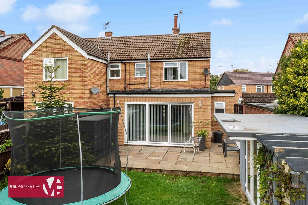 36 Palmers Grove Nazeing Waltham Abbey EN9 2 QF...