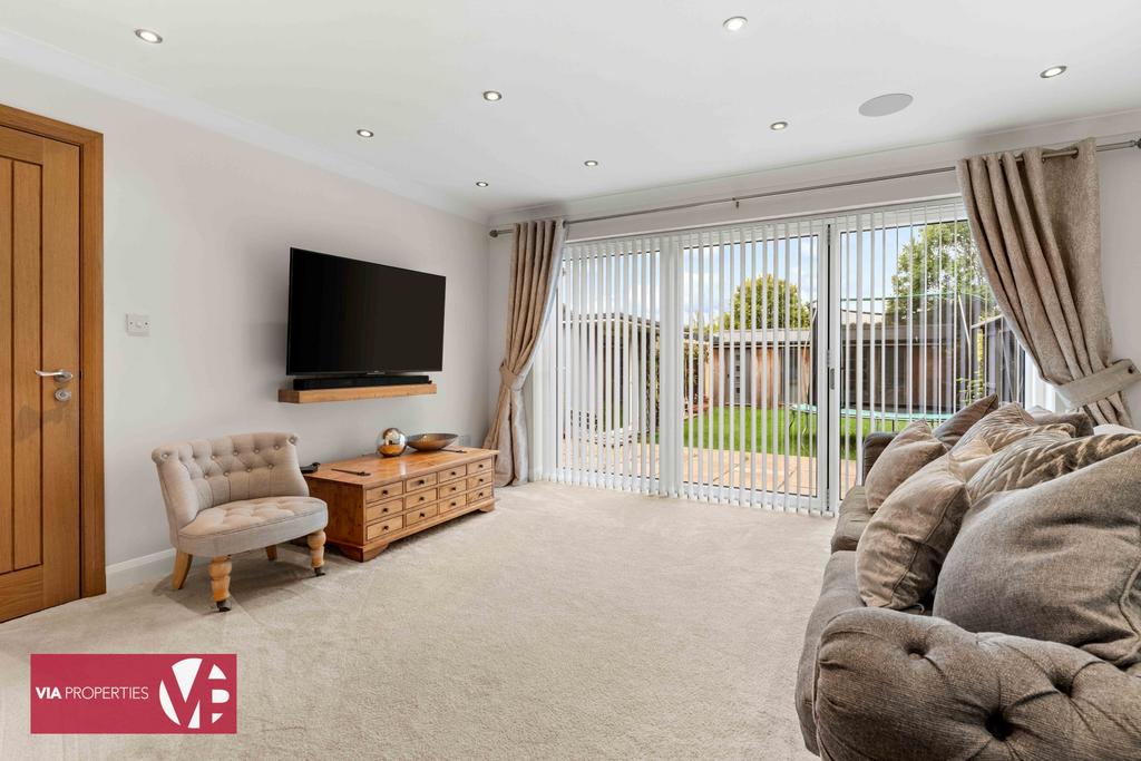 36 Palmers Grove Nazeing Waltham Abbey EN9 2 QF...