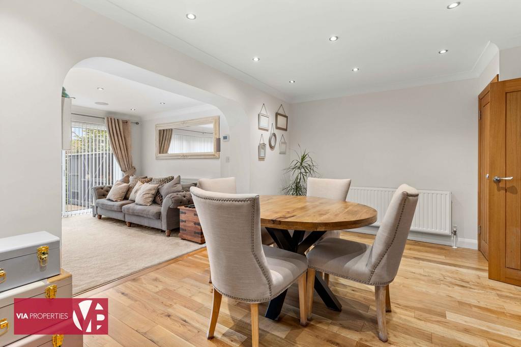 36 Palmers Grove Nazeing Waltham Abbey EN9 2 QF...