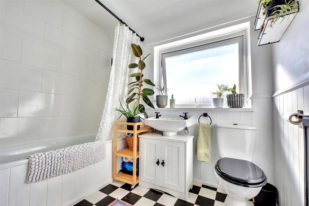 Bathroom 2.jpeg