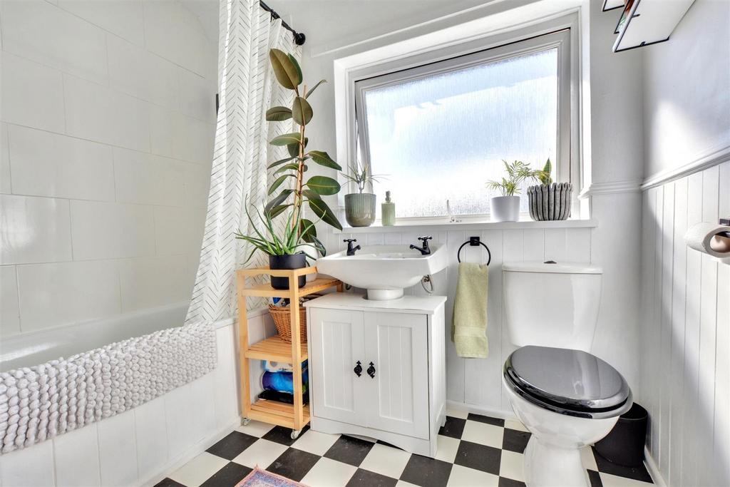 Bathroom 1.jpeg
