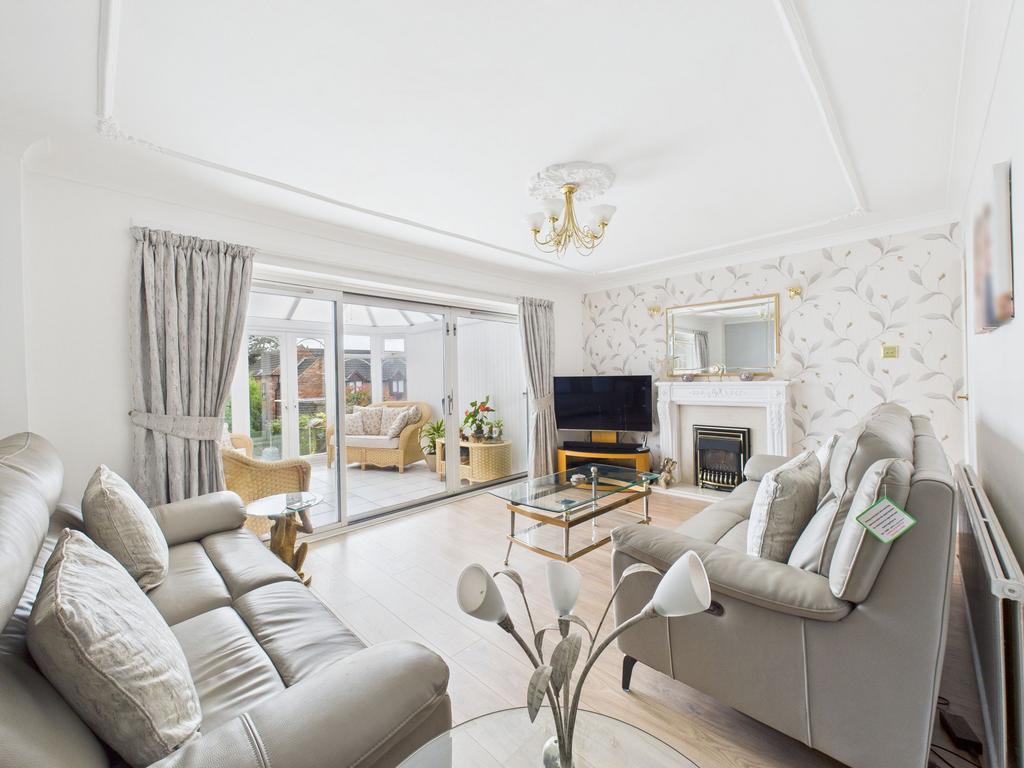 Lounge/Dining Room
