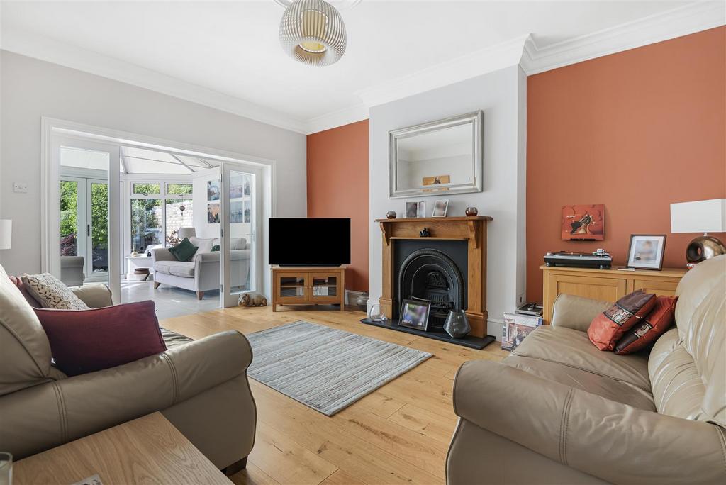 Rear reception / lounge