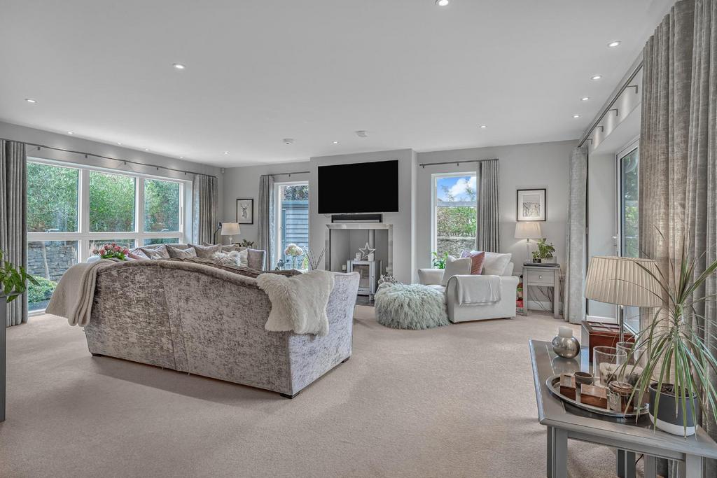 SITTING ROOM.jpg