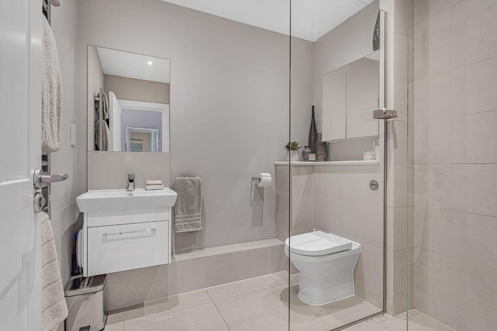 GROUND FLOOR MASTER BEDROOM EN-SUITE SHOWER ROOM.j