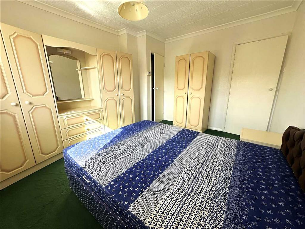 Bedroom (rear)