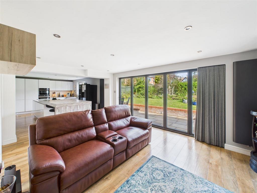 CAM03303 G0-PR0210-STILL029.jpg