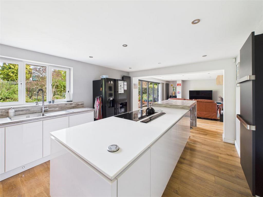 CAM03303 G0-PR0210-STILL027.jpg