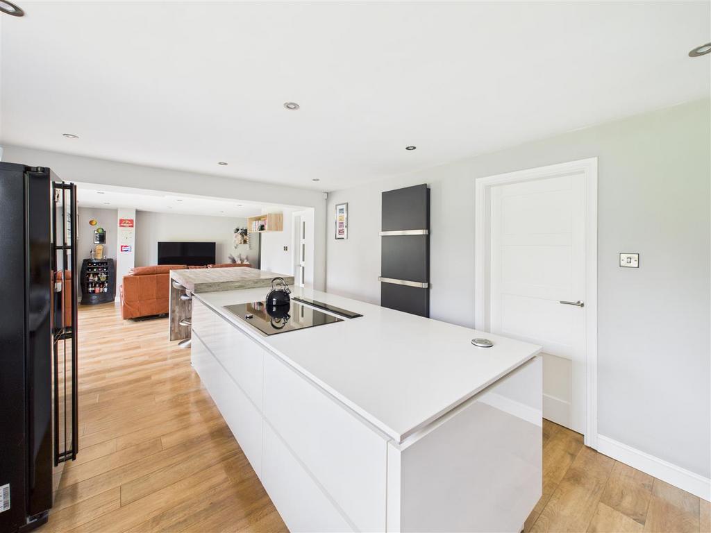 CAM03303 G0-PR0210-STILL028.jpg