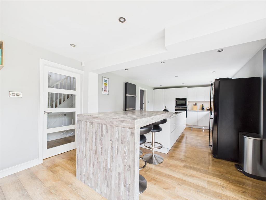 CAM03303 G0-PR0210-STILL024.jpg