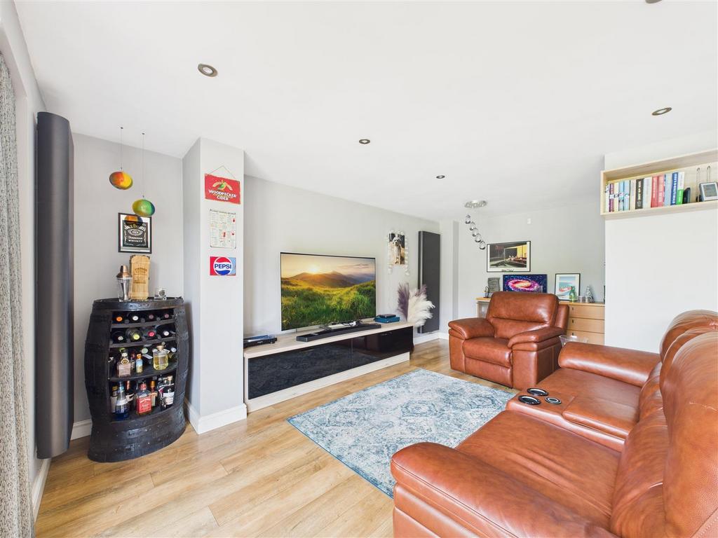 CAM03303 G0-PR0210-STILL023.jpg