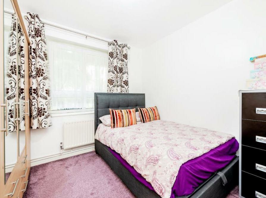 Middle bedroom.JPG