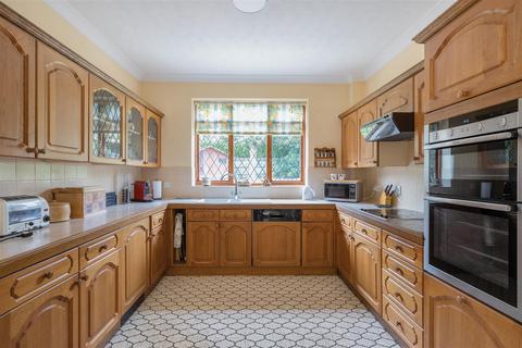 4 bedroom detached house for sale, Grove Shaw, Kingswood