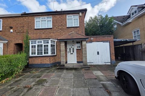 3 bedroom semi-detached house to rent, Carlton Road, Romford RM2