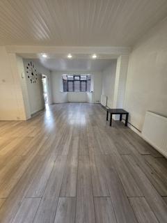 3 bedroom semi-detached house to rent, Carlton Road, Romford RM2