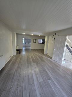 3 bedroom semi-detached house to rent, Carlton Road, Romford RM2