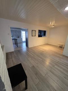 3 bedroom semi-detached house to rent, Carlton Road, Romford RM2