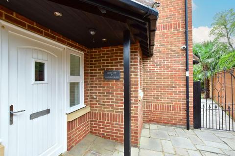 undefined, Watford Heath, Watford WD19