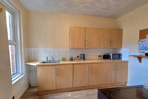 undefined, Avenue Road