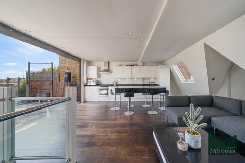 3 bedroom apartment for sale, Addison Gardens, W14 - Split level apartment with private terrace