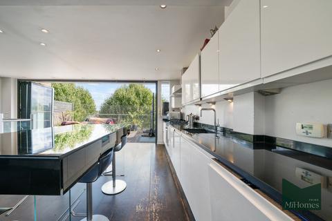 3 bedroom apartment for sale, Addison Gardens, W14 - Split level apartment with private terrace
