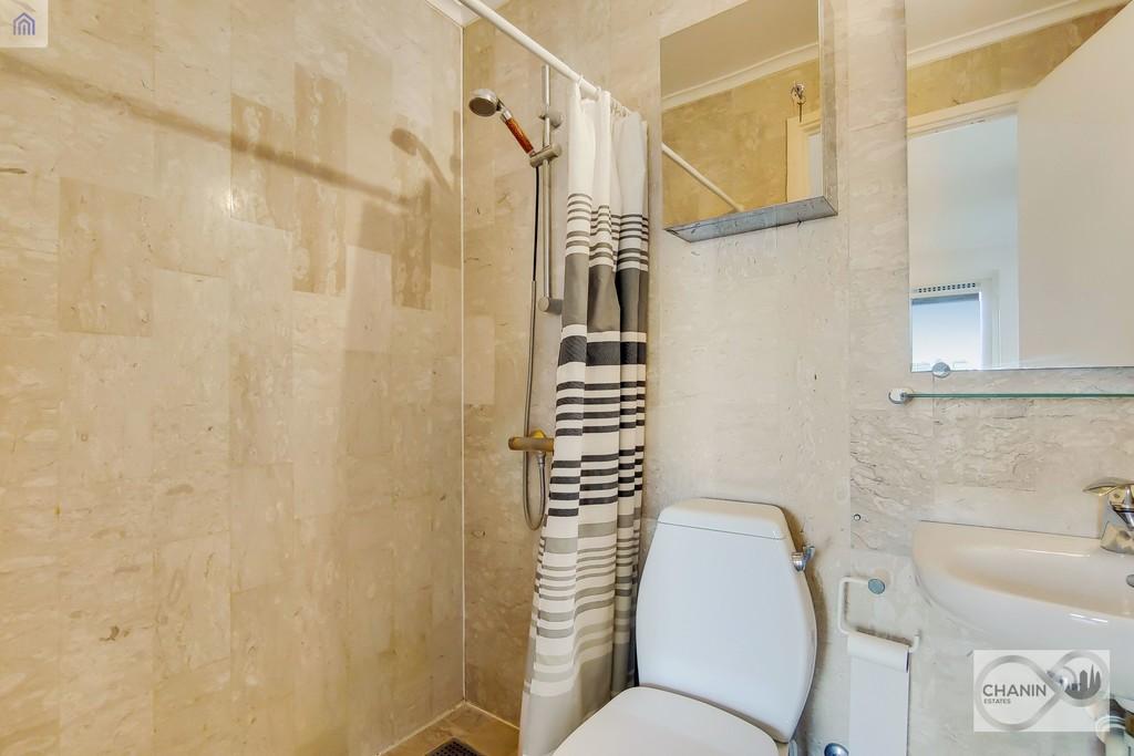 16 Shower Room 2-0