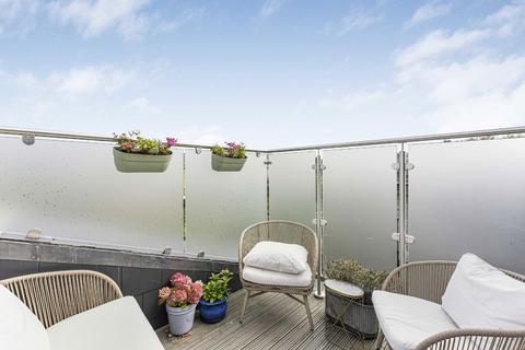 3 bedroom flat for sale, Duntshill Road, London SW18