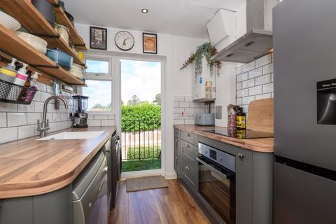 2 bedroom apartment for sale, Dallington Close, Hersham