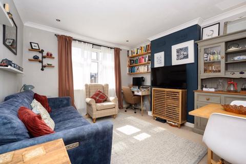 2 bedroom apartment for sale, Dallington Close, Hersham