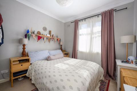 2 bedroom apartment for sale, Dallington Close, Hersham