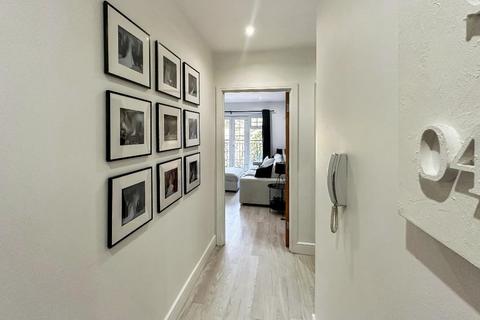 2 bedroom flat for sale, Croydon Road, Caterham, CR3 6DJ