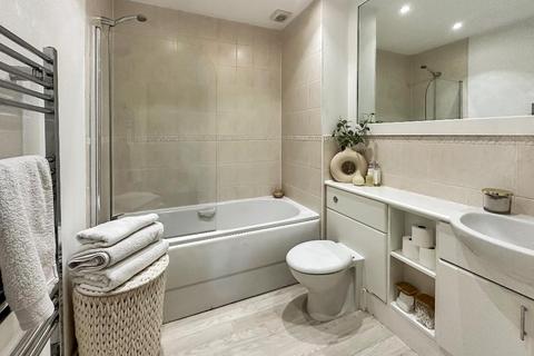 2 bedroom flat for sale, Croydon Road, Caterham, CR3 6DJ
