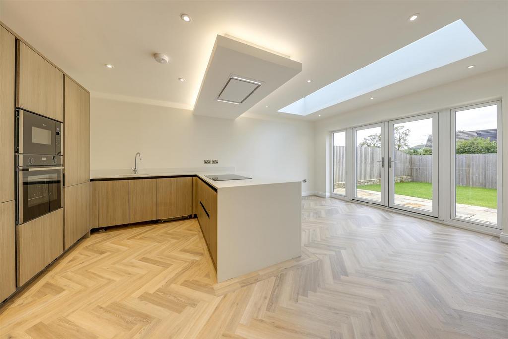 Open Plan Kitchen / Dining / Living Alt 2